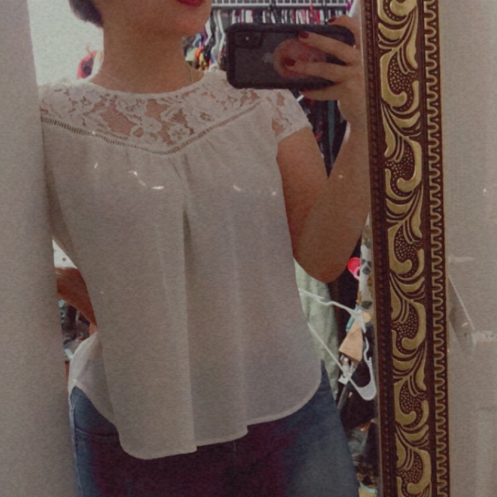 Cute blouse 🍁 - Picture 2 of 3